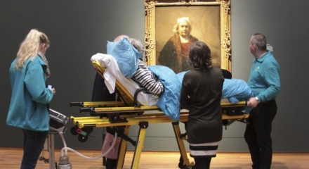 Mujer viendo exposición de Rembrandt